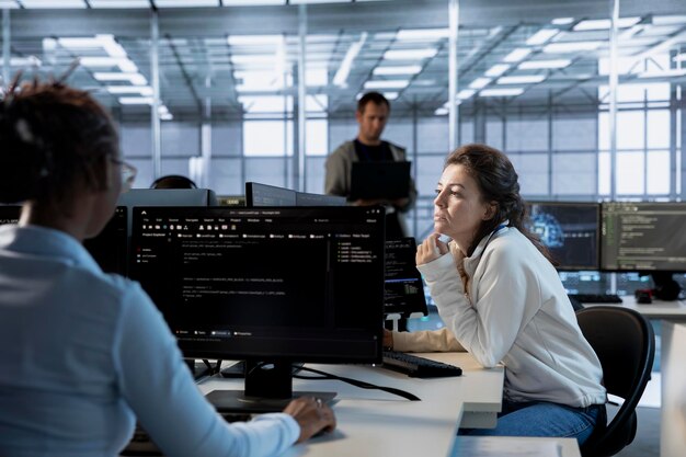 El empleado de la sala de servidores utiliza el análisis de datos para supervisar el rendimiento