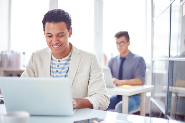 Empleado sonriente trabajando