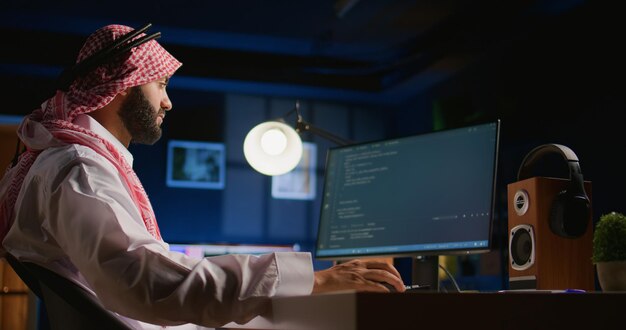 Empleado de teletrabajo escribiendo código de script