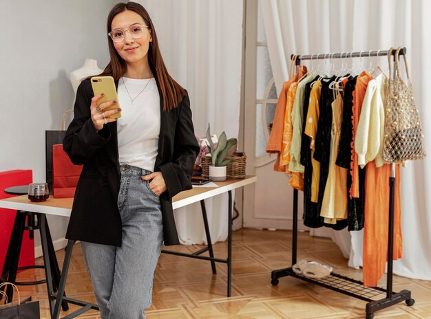 Empleado de tienda de ropa trabajando