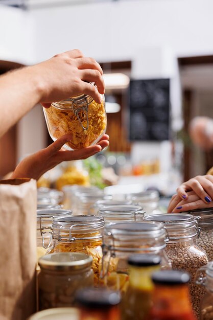 Empleado de tienda vende cereales ecológicos