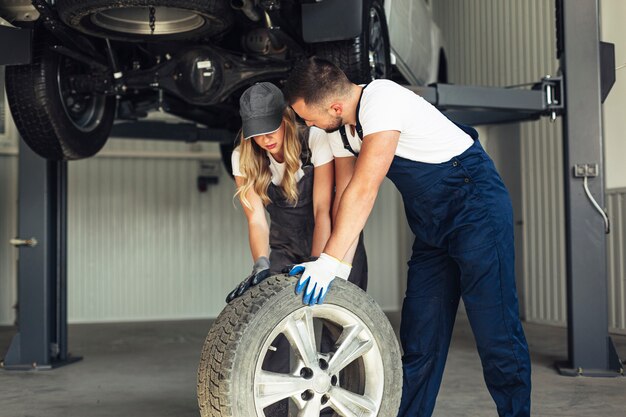 Empleados de autoservicio empujando la rueda