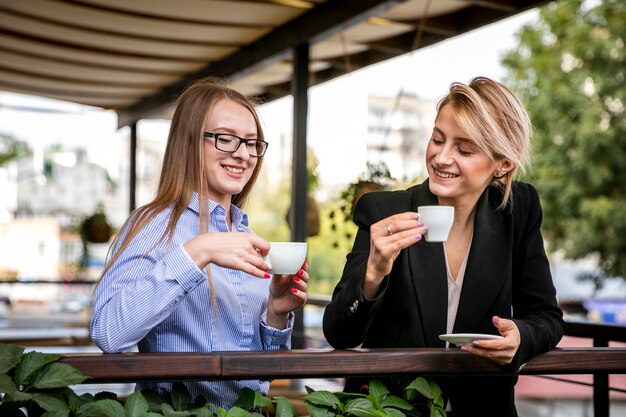 Empleados corporativos de ángulo bajo disfrutando de café