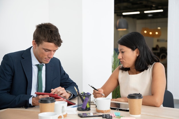 Empleados discutiendo en una reunión en la oficina