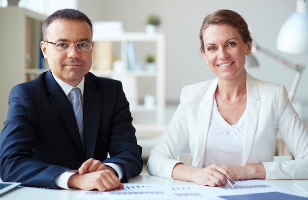 Foto gratuita empleados elegantes trabajando juntos