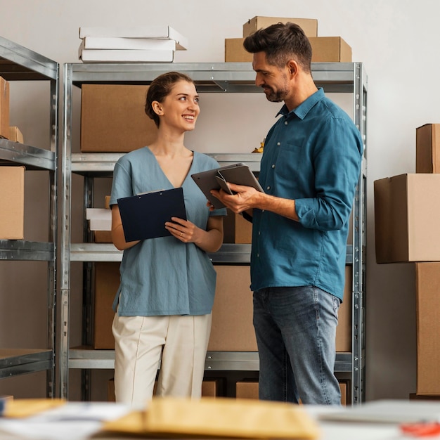 Empleados de entrega trabajando juntos