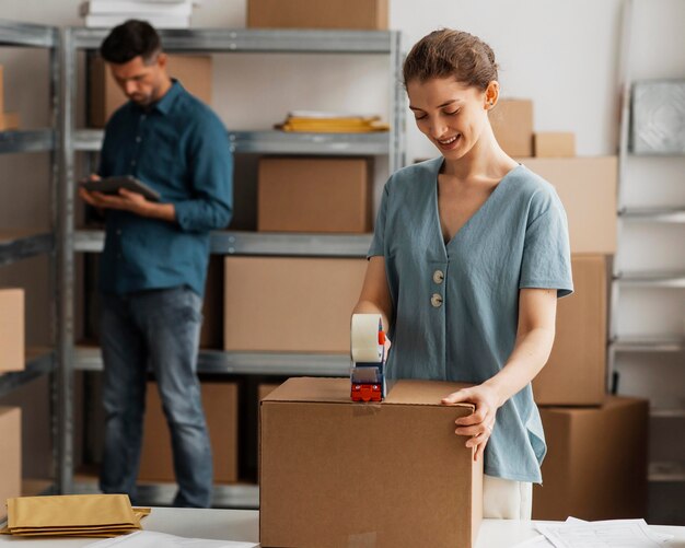 Empleados de entrega trabajando juntos