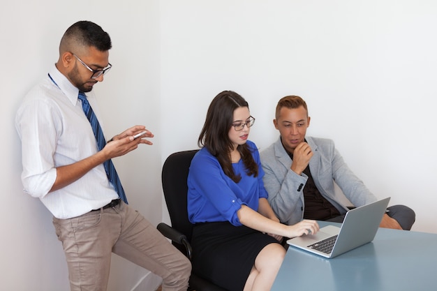 Empleados inteligentes preparándose para la reunión anual