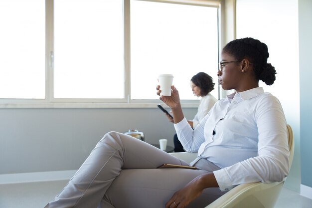 Empleados de oficina tomando café en el salón de la oficina