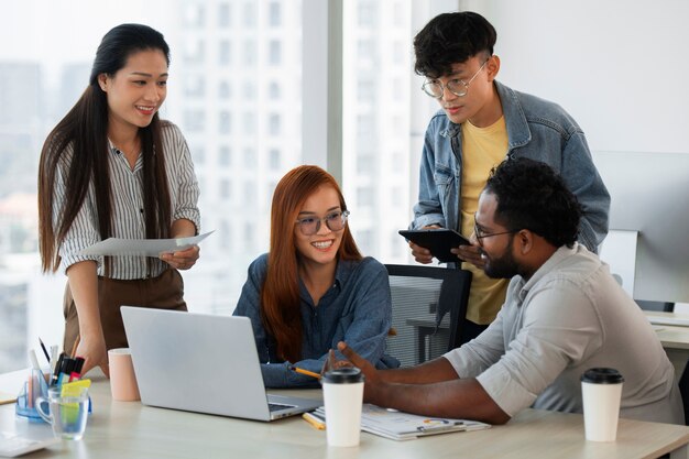 Empleados de plano medio trabajando juntos