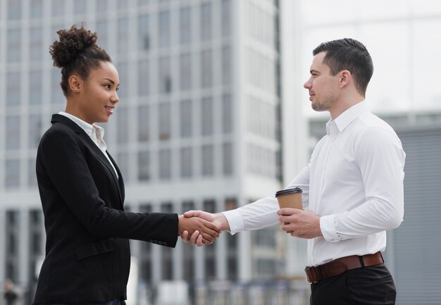 Empleados profesionales acordando tiro medio