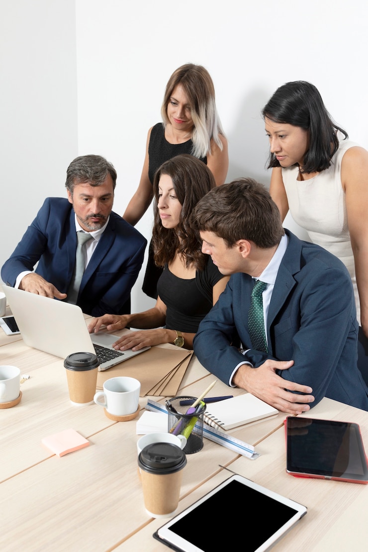 Foto gratuito empleados profesionales que colaboran tiro medio