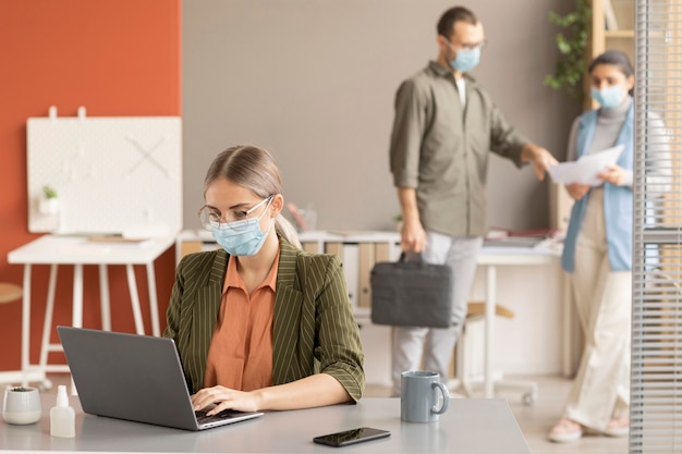 Empleados que trabajan juntos en la oficina.