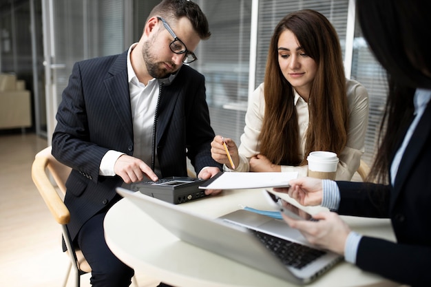 Empleados en una reunión de negocios