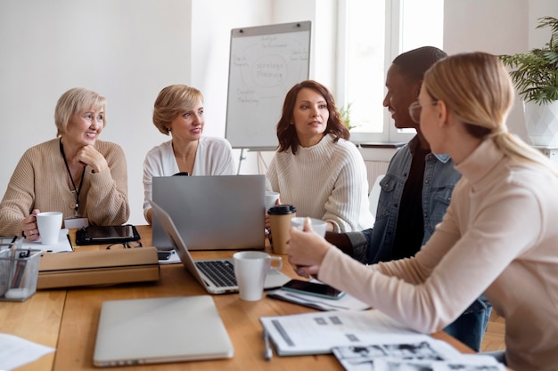 Empleados en reunión de negocios