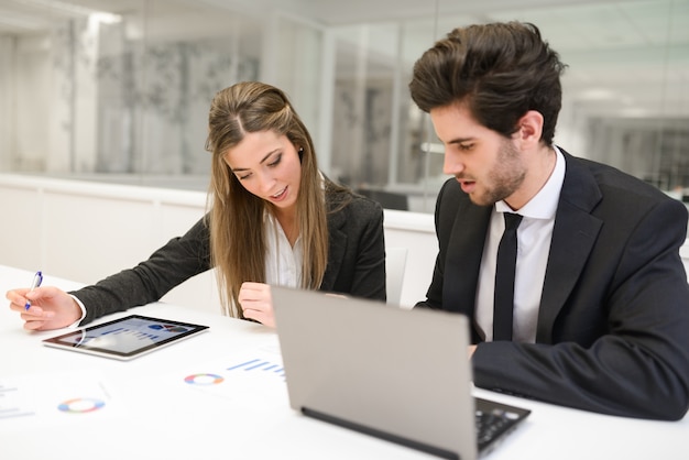 Empleados revisando el informe financiero