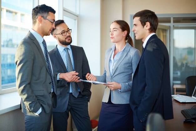 Empleados revisando el sujetapapeles