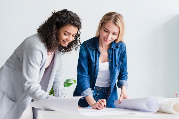 Empleados sonrientes multirraciales trabajando con papeles.