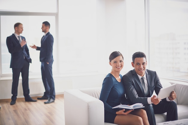 Empleados con la tableta antes de la reunión