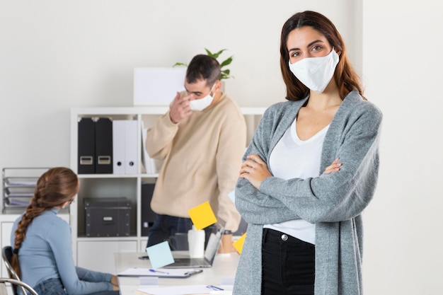 Foto gratuita empleados de tiro medio con máscara