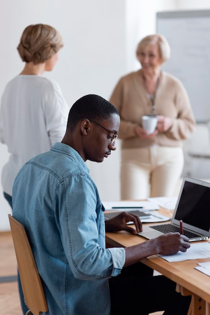 Empleados de tiro medio trabajando