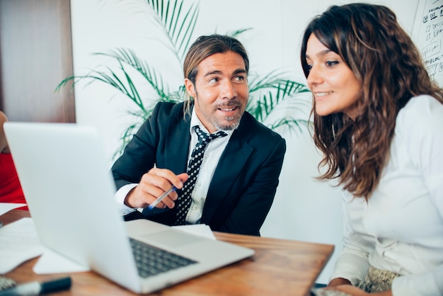 Foto gratuita empleados trabajando con un portátil