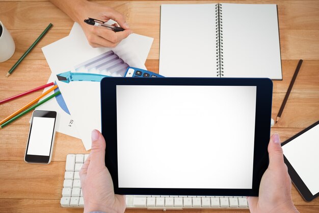 Empleados trabajando con una tableta y un cuaderno