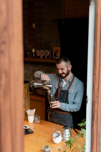 Foto gratuita emprendedor de alto ángulo trabajando