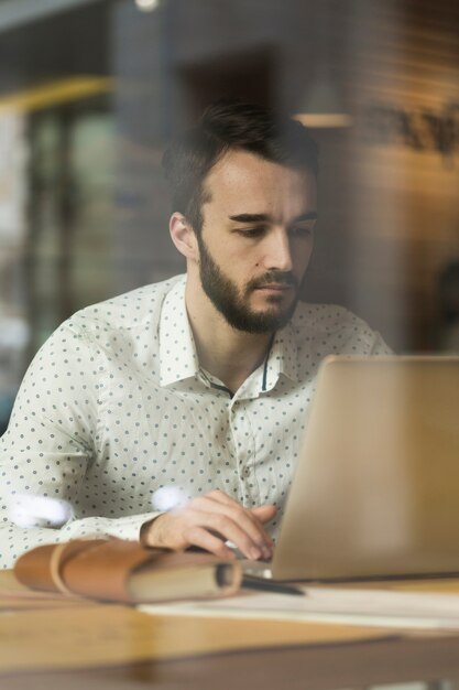 Emprendedor de alto ángulo trabajando