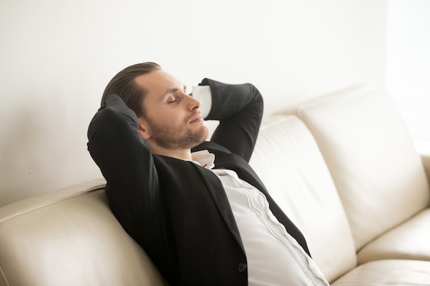 Emprendedor descansando en casa tras un día difícil.