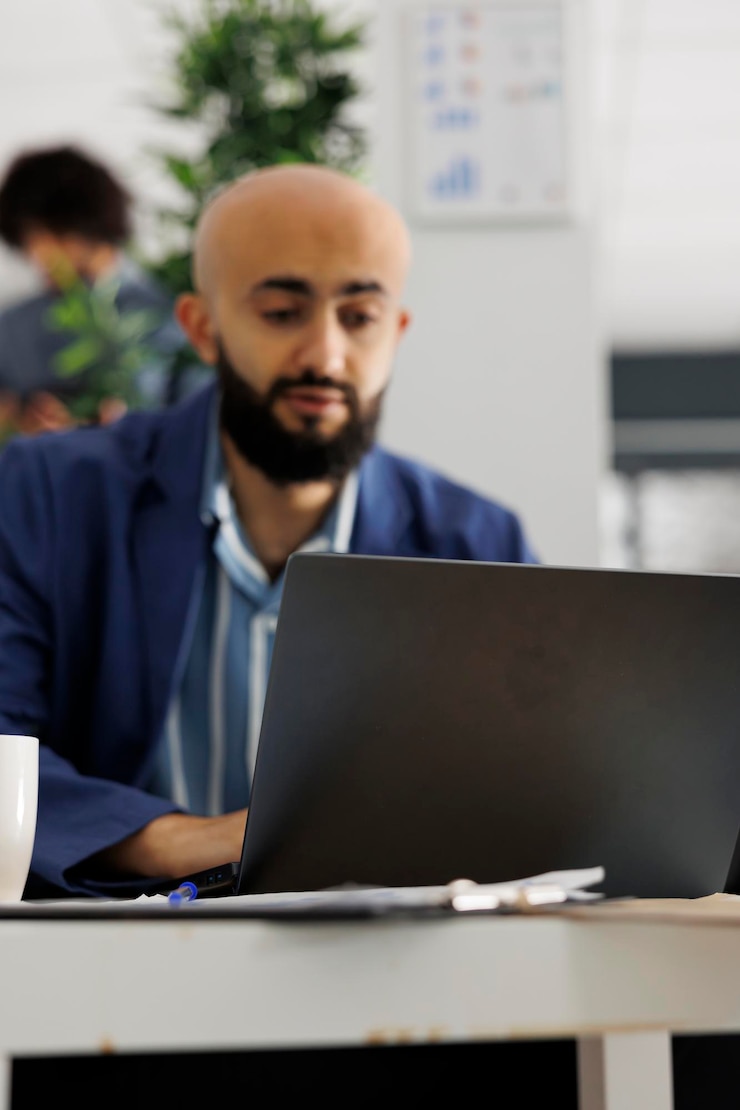 Foto gratuito emprendedor de una empresa preparando la estrategia de lanzamiento de un producto en una computadora portátil