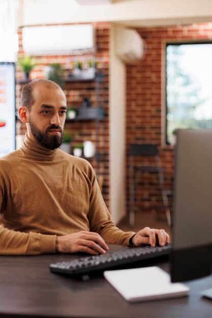 Emprendedor de empresas comerciales que investiga ideas de inversión y estrategias financieras. Asesor de agencias de marketing sentado en el escritorio mientras desarrolla una campaña de promoción de proyectos de inicio.