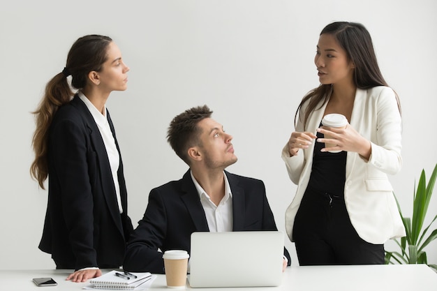 Empresaria asiática explicando el nuevo enfoque de negocios para el equipo ejecutivo milenario