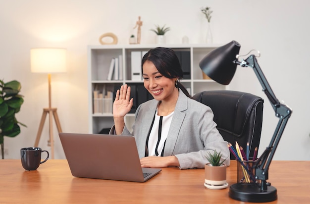 Empresaria asiática participa en una reunión de videoconferencia virtual