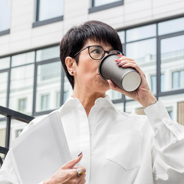 La empresaria bebiendo de una taza de café