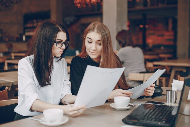 Empresaria en el café