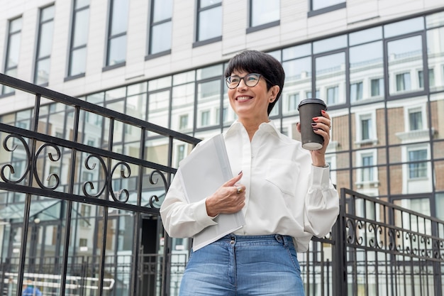 La empresaria en camisa blanca con café