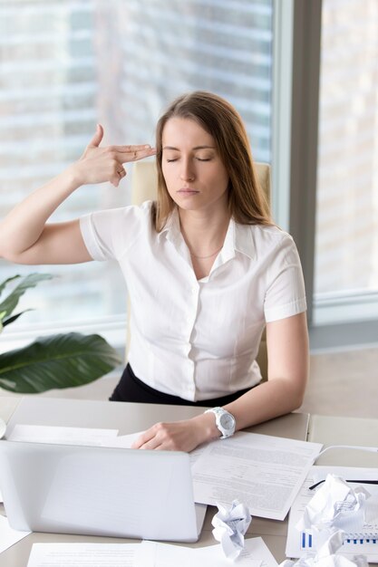 Empresaria cansada con pensamientos suicidas.