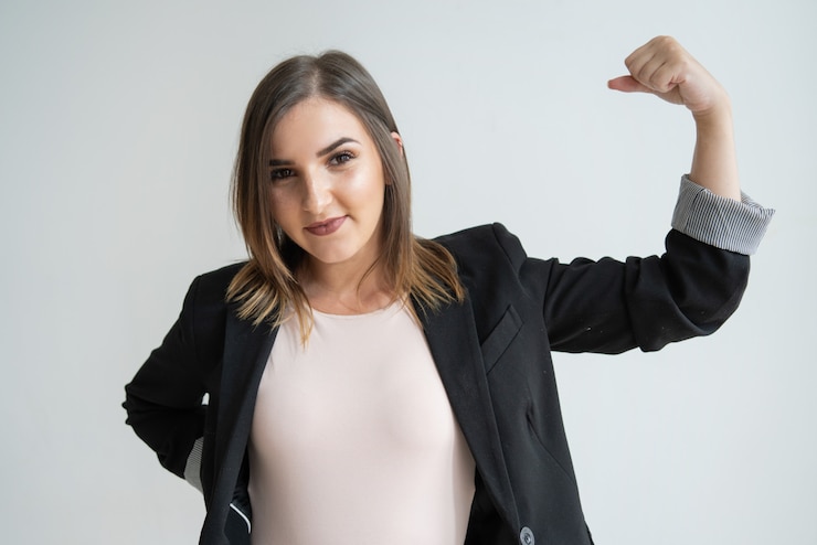 Foto gratuito empresaria caucásica joven feliz que muestra la muestra del éxito