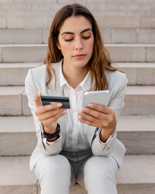 Foto gratuita la empresaria de compras en línea con teléfono inteligente y tarjeta de crédito