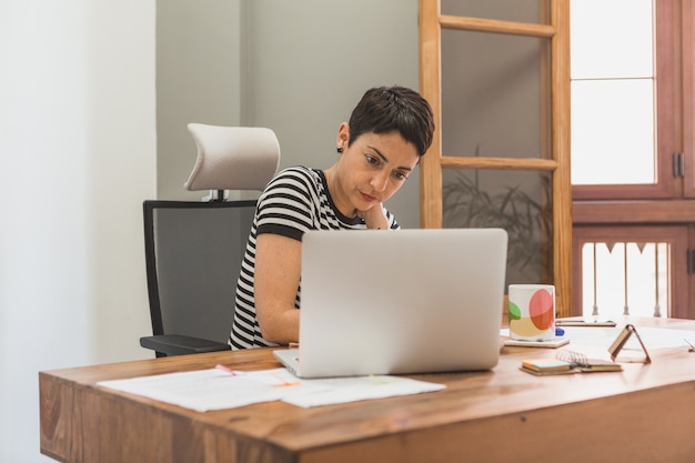 Foto gratuita empresaria concentrada trabajando