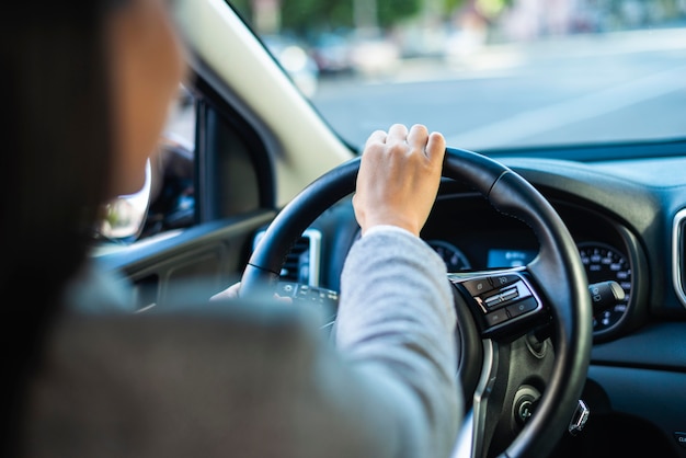 La empresaria conduciendo su coche en la ciudad