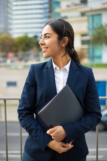 Empresaria contenta que sostiene la carpeta