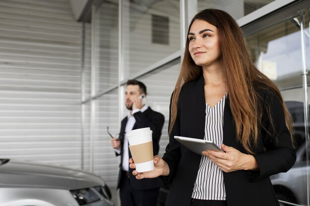 La empresaria disfrutando del día en la oficina