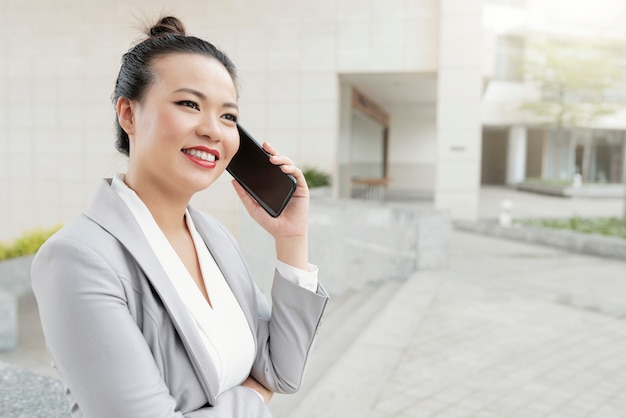 Empresaria disfrutando de llamada telefónica