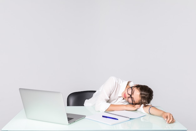 Empresaria dormida en su escritorio aislado sobre fondo blanco