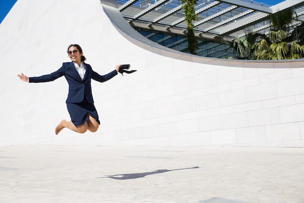 Foto gratuita empresaria emocionada alegre que celebra éxito