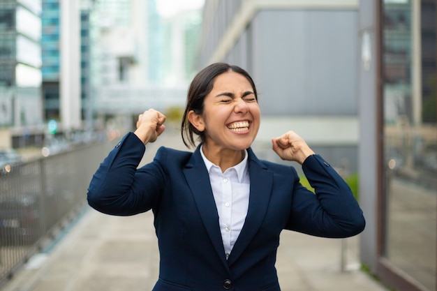 Empresaria emocionada celebrando el éxito