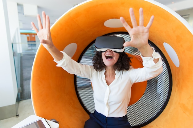 Empresaria emocionada disfrutando de la experiencia de realidad virtual
