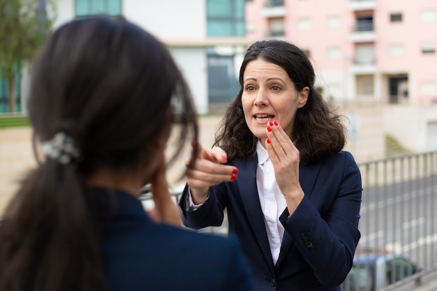 Empresaria emocional hablando con colega